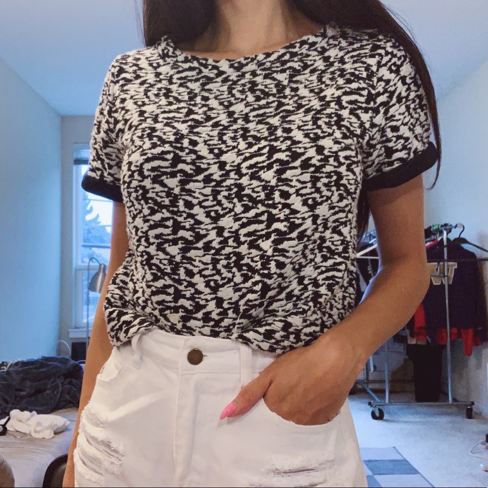 Black and white cropped tshirt